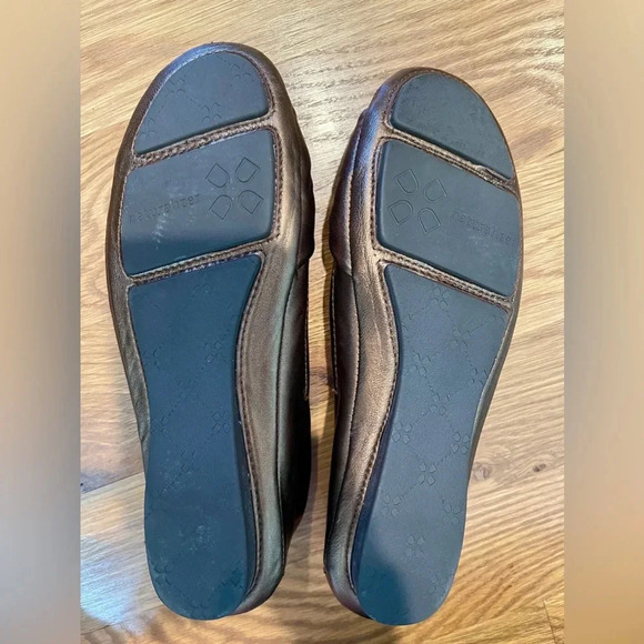 Naturalizer Wide Width Bronze Capri Bow Leather Flats Size 7W - Picture 9 of 11